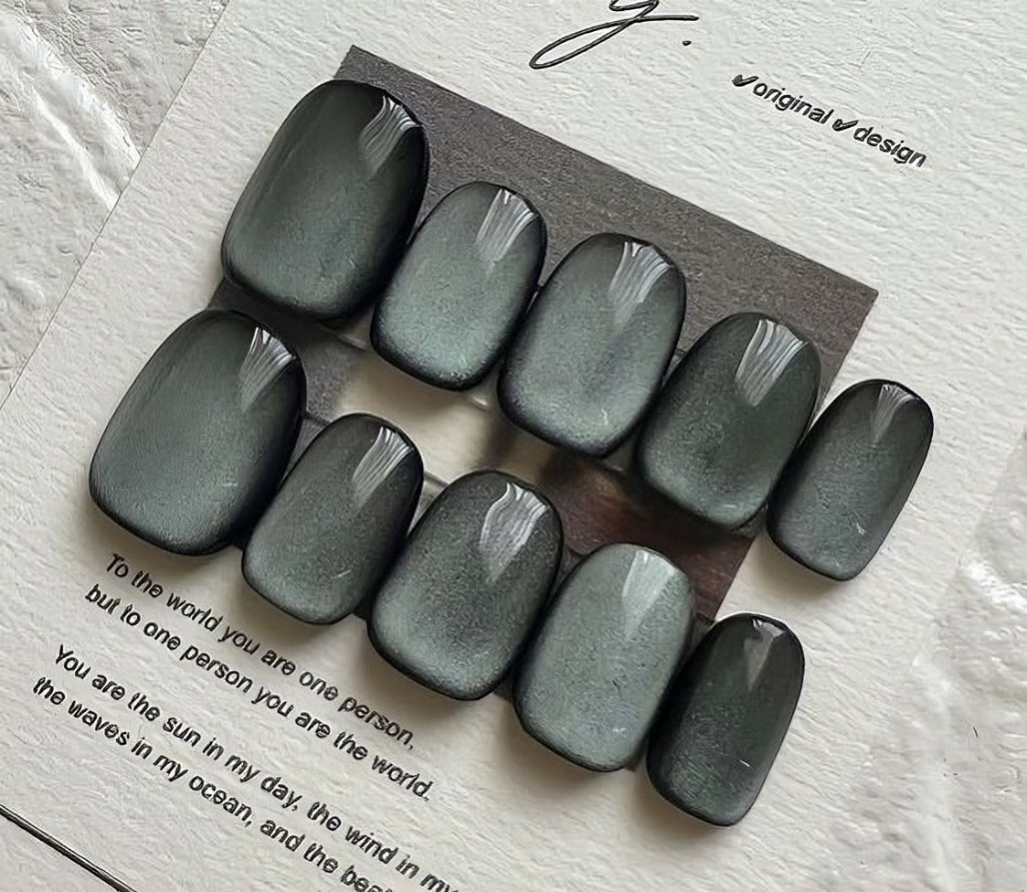 Grey Black Cat-Eye Nails